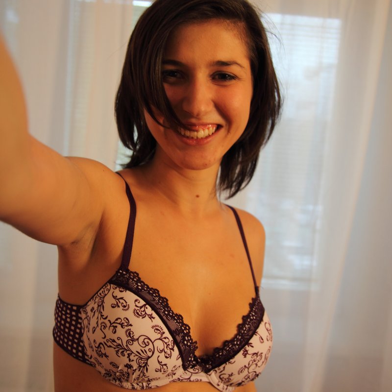 Sarah 25 Rencontre escort Bompas
